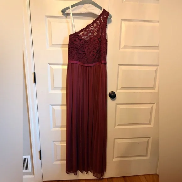 Elegant One-Shoulder Burgundy Lace Gown - Picture 1 of 3